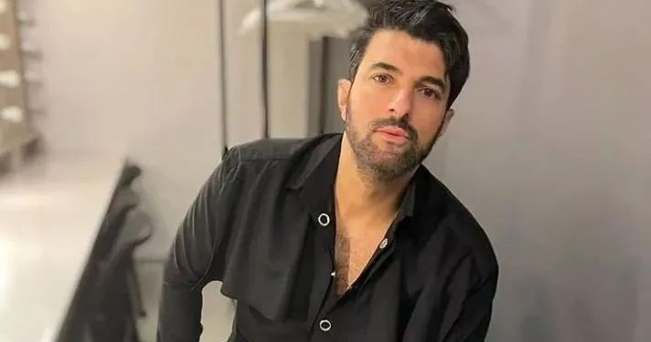 Non c’è un serial sullo schermo, ma Engin Akyürek è sempre nell’agenda dei social media!