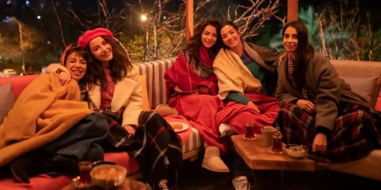 Özge Gürel nel ruolo principale! Verità rosa contro verità amare nella serie Hayaller ve Hayatlar!