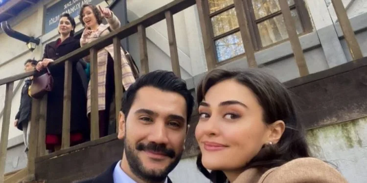 Uğur Güneş ed Esra Bilgiç hanno dato la buona notizia della serie Kanunsuz Topraklar!