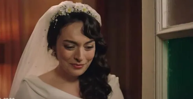 L’abito da sposa di Ezgi Mola le sta molto bene, tutti parlano della serie Masumlar Apartmanı!