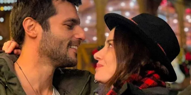 La coppia di Özge Gürel e Serkan Çayoğlu ha deciso di sposarsi