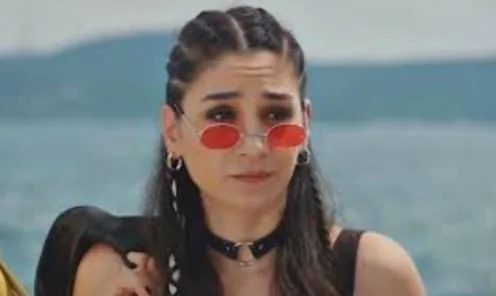 Sitare Akbaş, Figen of You Çal Kapımı, ha vinto il primo premio, accetta le congratulazioni!