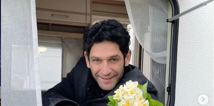 Tansel Öngel, che ha debuttato con Masumlar Apartmanı, è anche un ottimo presentatore!