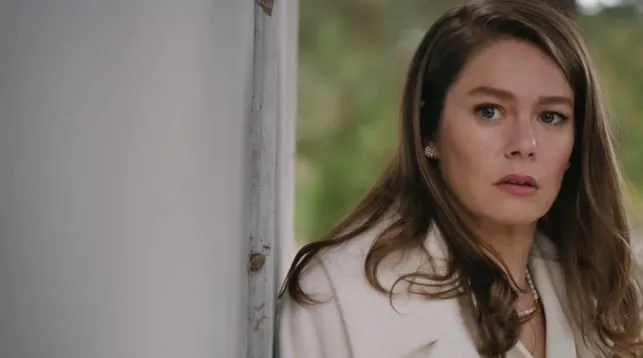 Burcu Biricik ha rivelato la verità sul set della serie Camdaki Kız!