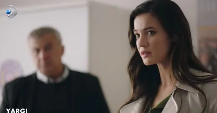 Quella parola della serie Yargı ha messo un’ape anche nel tuo cappellino? Pinar Deniz è rimasto molto colpito!