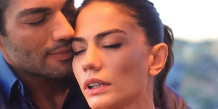 Demet Özdemir e Şükrü Özyıldız hanno raccontato l’interessante verità dietro la telecamera di quella scena nel film Love Tactics!