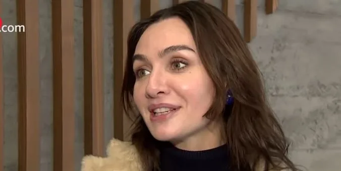 La nuova serie di buone notizie da Birce Akalay è in onda prima dell’estate!