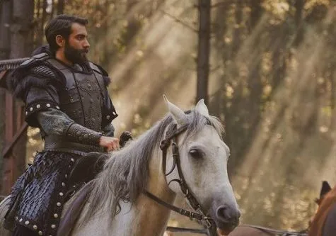 Una celebrazione romantica dall’amante dell’attore per il suo compleanno a Burak Berkay Akgül, Kaya Tegin di Destan!..