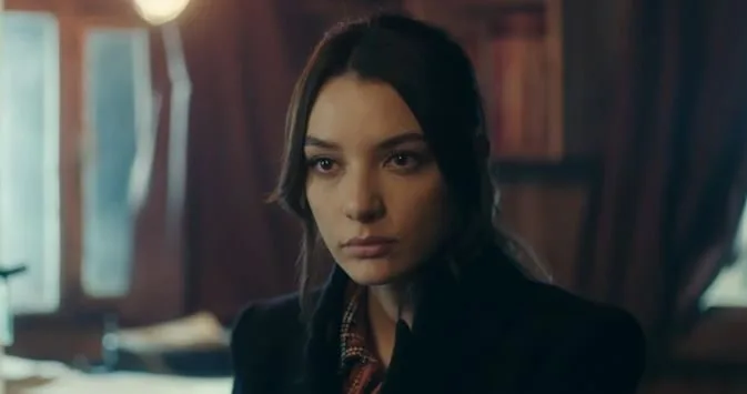 Damla Colbay vive per la prima volta nella sua carriera grazie alla serie TV Yalnız Kurt!