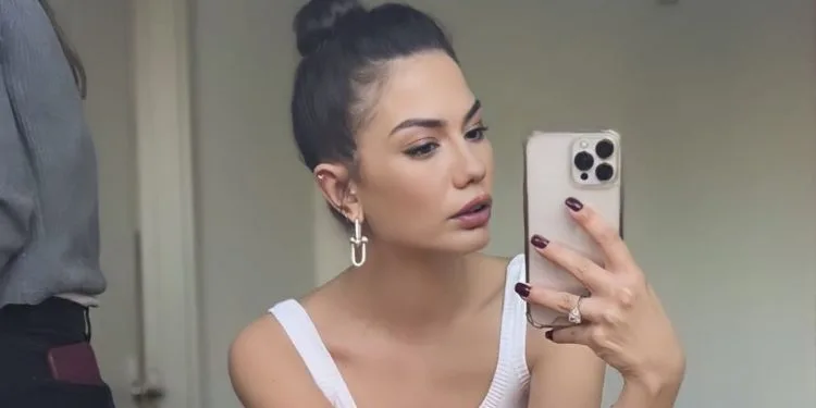 I fan di Demet Özdemir hanno solo un argomento in mente e nelle loro menti!