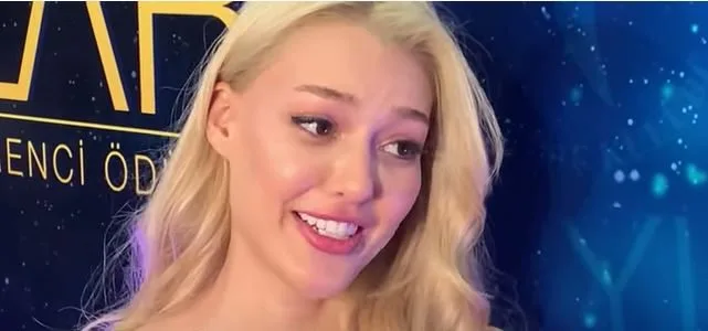 Dilan Çiçek Deniz ha sorpreso il pubblico con i suoi capelli biondi e ha dato una buona notizia!