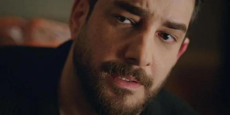 Enis Arıkan ha lanciato ancora una volta una pietra contro Can Yaman, rischiando di essere linciato!