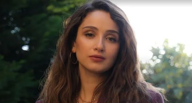 Pose di cui si parlerà molto da Gökçe Akyıldız, la cui avventura nella serie Elkızı è stata breve!..