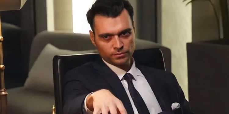 Si siede sul ruolo come un vestito! Uno dei poteri segreti della serie Baba è Hakan Kurtaş!