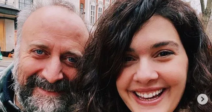 Bergüzar Korel ha condiviso i dettagli sulla sua nuova vita a Londra!
