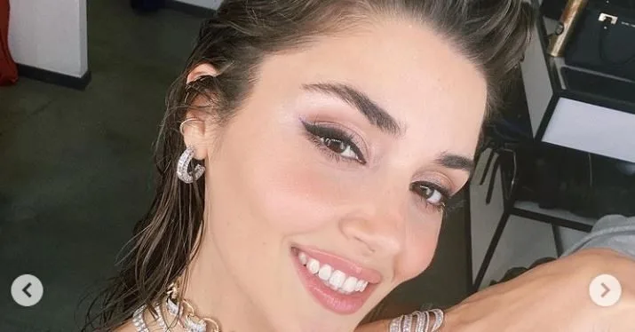Hande Erçel ha fatto pose molto speciali a Mardin, dove ha detto che si sentiva come se fossi in una fiaba!..