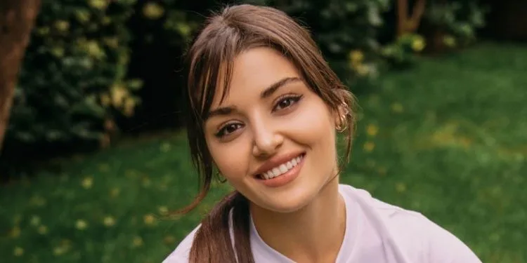Incredibile ma vero! Continua l’inarrestabile ascesa di Hande Erçel sui social media!