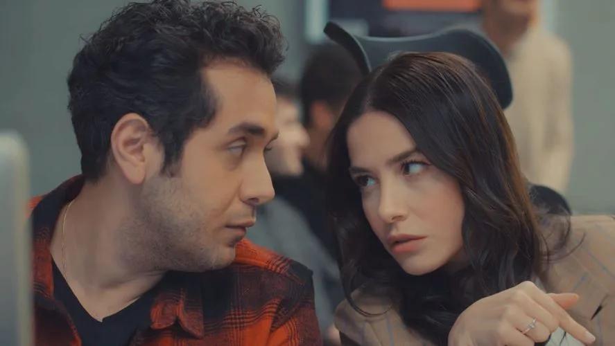 Özge Gürel, Aybüke Pusat, Melisa Aslı Pamuk sono nei ruoli principali! La serie Hayaller ve Hayatlar è iniziata!