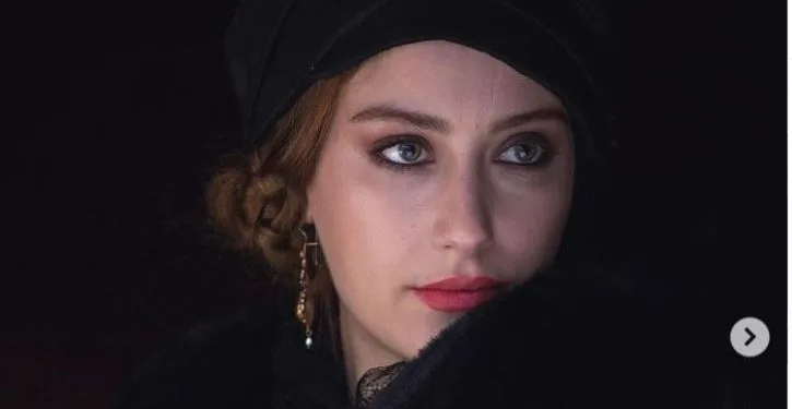 Hazal Kaya, che ha vissuto la sfortuna nella serie TV Misafir su Fox TV, sta venendo a rimediare con la sua nuova serie!