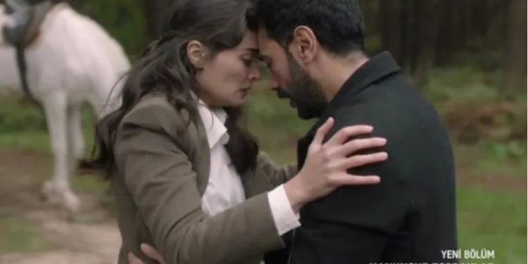 Particolare dell’addio di Esra Bilgiç e Uğur Güneş, gli attori di Kanunsuz Topraklar!