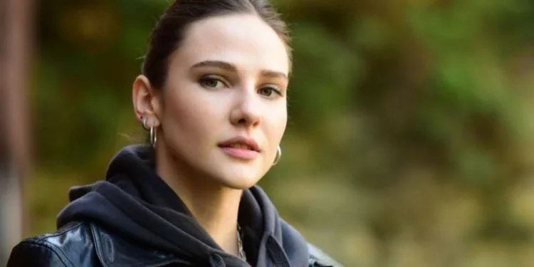 La fedeltà di Alina Boz a suo padre, il maestro attore Kerem Atabeyoğlu nella serie TV Maraşlı, ha suscitato ammirazione!..