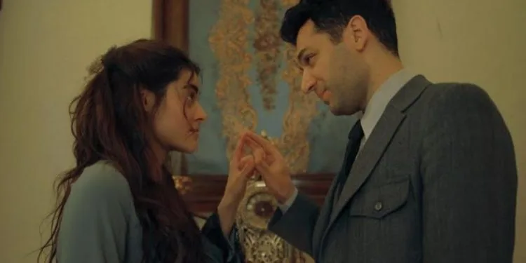 Mani e anime unite! Murat Yıldırım e Simay Barlas affascinano nella serie Aziz!