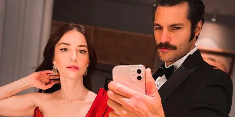 La coppia Serkan Çayoğlu e Özge Gürel, che si dice stia per sposarsi, continuano a bruciare i social media!..