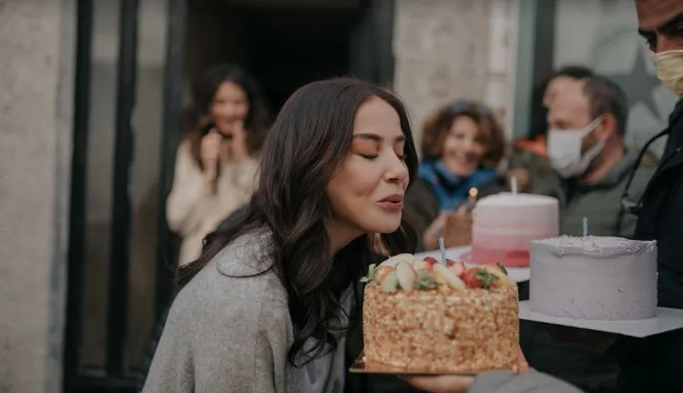 Festa di compleanno a sorpresa per Özge Gürel sul set della serie Hayaller ve Hayatlar