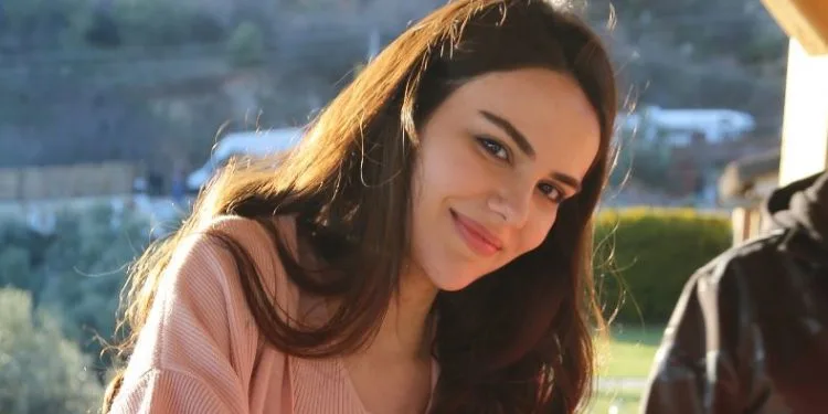 Festa di compleanno a sorpresa per Özgü Kaya sul set della serie TV Üç Kız Kardeş!
