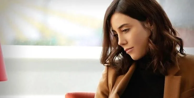 Asya, Cansu Dere di Sadakatsiz ha sorpreso i suoi fan con il lavoro dei suoi sogni!