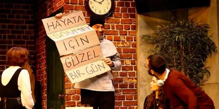 Il commissario Mesut della serie Arka Sokaklar, Şevket Çoruh, non ha lasciato i suoi amici da soli nel suo nuovo gioco