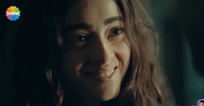 Efnan Simay Barlas di Aziz sorprenderà i suoi fan! La talentuosa attrice questa volta è diventata un hacker!