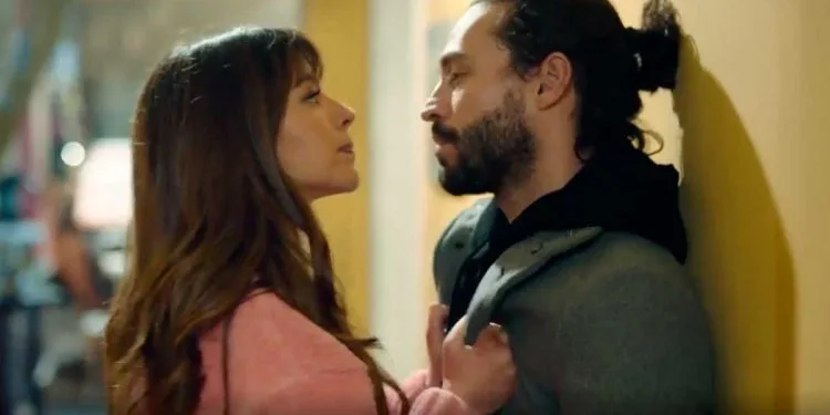 Le pose di cui si parlerà molto dall’amato duo formato da Üç Kuruş, Aslıhan Malbora ed Ekin Koç!..