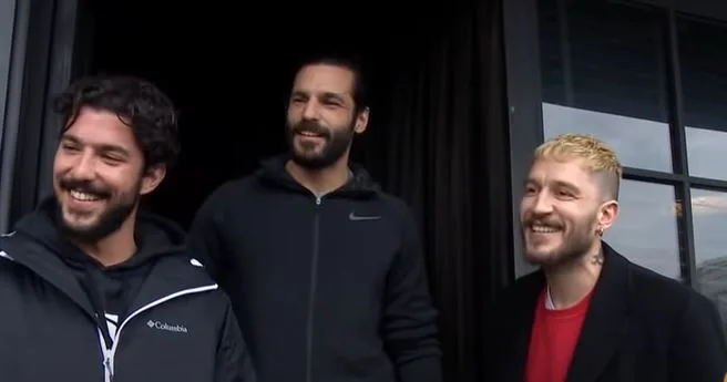 Guarda il famoso amico di Serkan Çayoğlu che lo aiuta con l’equitazione!
