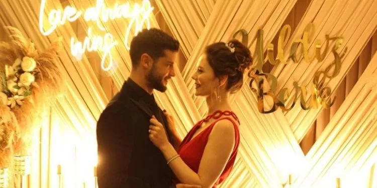 Yıldız Çağrı Atiksoy ha notato che la somiglianza ha scioccato il suo fidanzato Berk Oktay!