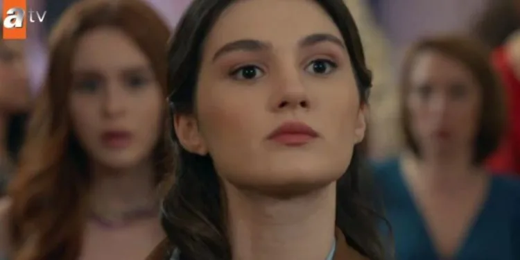 Gizem Güneş ha conquistato i cuori con l’insegnante Elif, la cui serie Adı Sevgi!