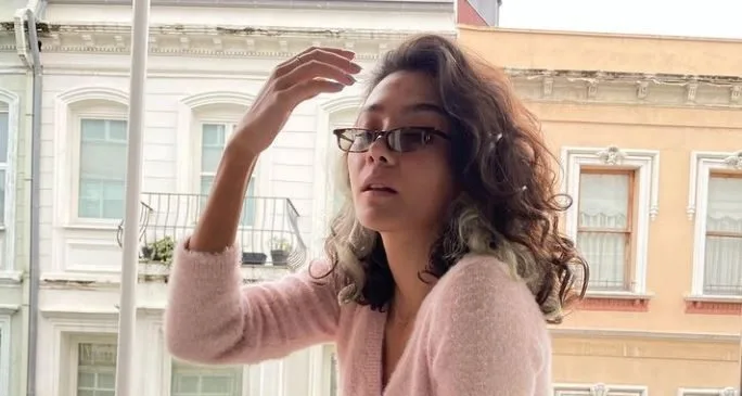 Le pose di cui si parlerà molto da Aybüke Pusat, il ruolo principale nella serie Hayaller ve Hayatlar!