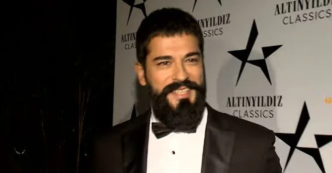 Mentre Burak Özçivit stava cercando di guardare la serie TV Kuruluş Osman, suo figlio Karan ha cantato!