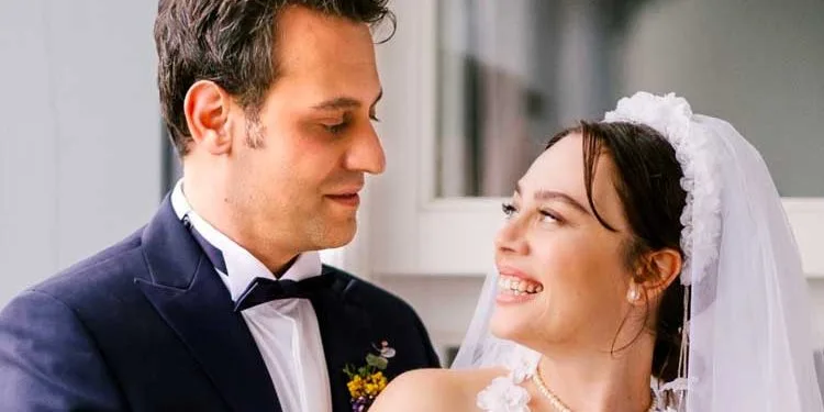 Demet Evgar, che si è sposata con un matrimonio a sorpresa, ha stupito con il suo abito da sposa!