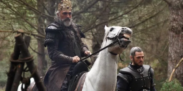 Parole di elogio da Selim Bayraktar per i suoi co-protagonisti nella serie Destan!