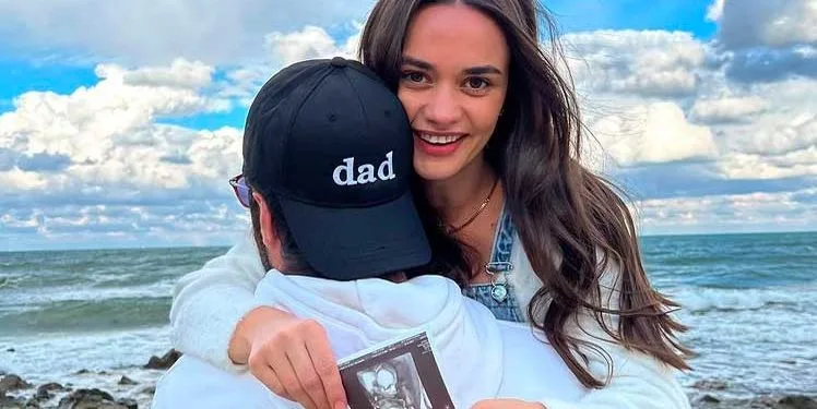 La posa dell’aggiornamento della pancia è arrivata dall’attrice incinta di sette mesi Hande Soral!