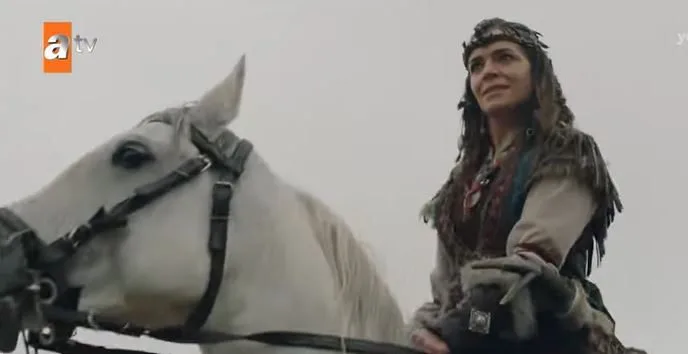 La serie Destan è stata un nuovo inizio per İpek Karapınar, caduto da cavallo durante le riprese!