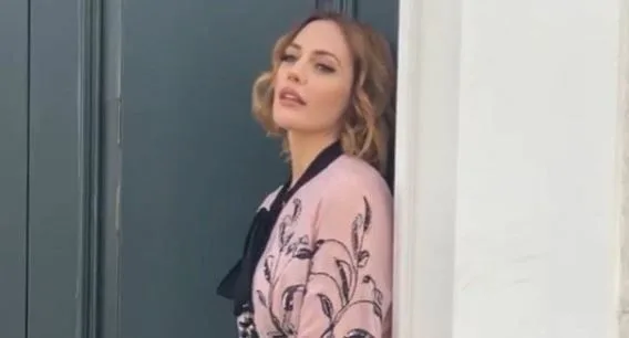 Meryem Uzerli è nella stessa cerimonia con le stelle! L’attrice ha abbagliato con la sua eleganza!