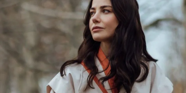 Özge Gürel, che si prepara al matrimonio, sta vivendo i giorni più felici della sua vita!