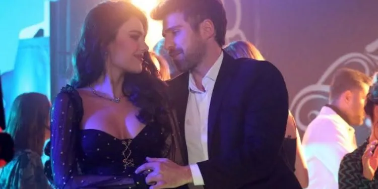 Il duo Özgü Kaya e Berker Güven ha amato nella serie Üç Kız Kardeş!