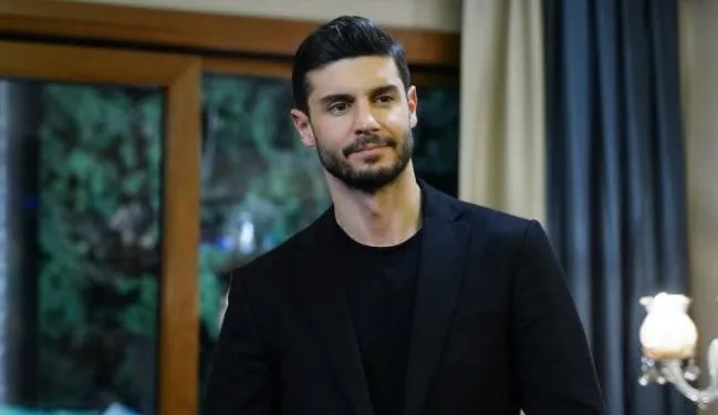 Berk Oktay ha dato la notizia della separazione nella serie Yasak Elma!