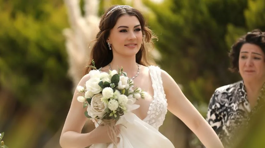 Burcu Özberk ha detto addio alla serie Aşk Mantık İntikam con un post sorprendente