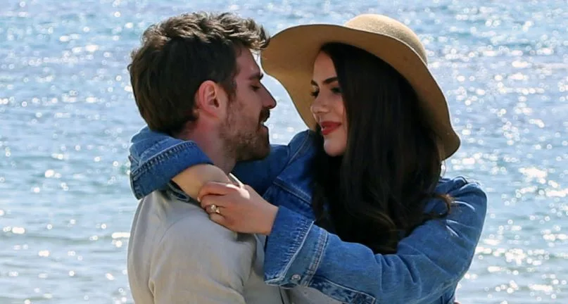 Mentre Üç Kız Kardeş stava crescendo, Özgü Kaya e Berker Güven sono diventati la coppia di serie TV di maggior successo dell’ultimo periodo!