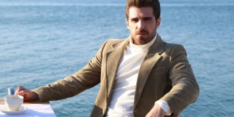 Berker Güven ha fatto un bel ingresso sul set di Üç Kız Kardeş!
