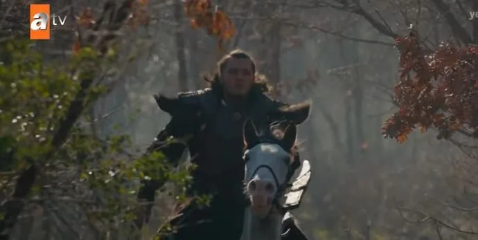 È così a suo agio su un cavallo… Burak Tozkoparan non ha esperienza di guida prima della serie Destan!
